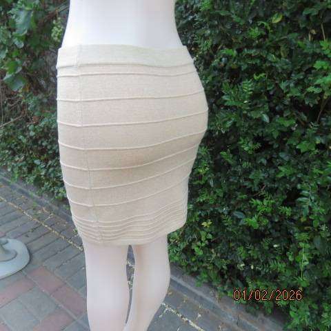 Gold lurex and cream polyester stretch mini skirt with horizontal embossment. Size 36
