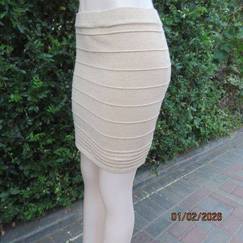 Gold lurex and cream polyester stretch mini skirt with horizontal embossment. Size 36
