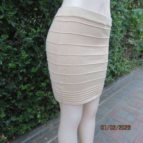 Gold lurex and cream polyester stretch mini skirt with horizontal embossment. Size 36
