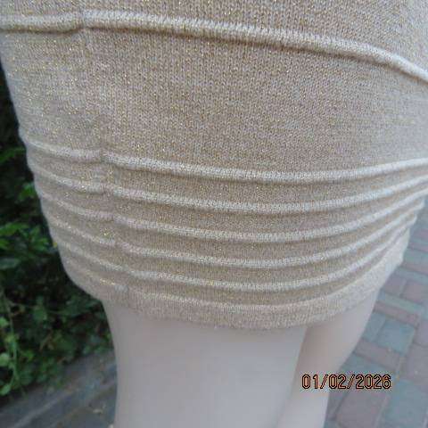 Gold lurex and cream polyester stretch mini skirt with horizontal embossment. Size 36
