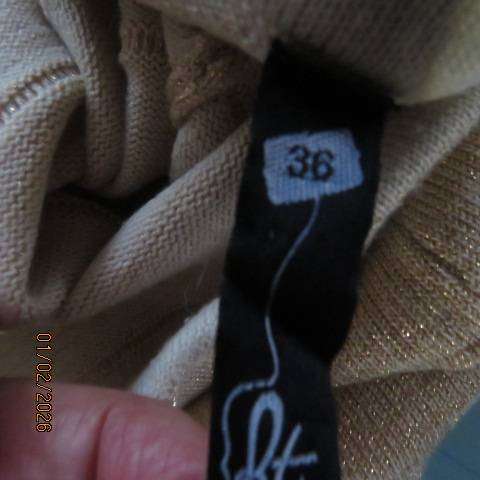 Gold lurex and cream polyester stretch mini skirt with horizontal embossment. Size 36