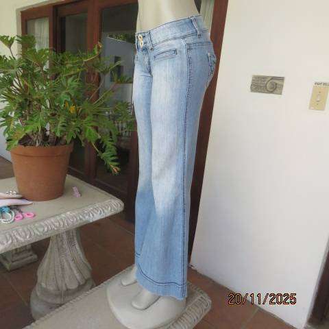 LEGIT light blue modern polycotton stretch denim low rise-flare leg jeans size 32.