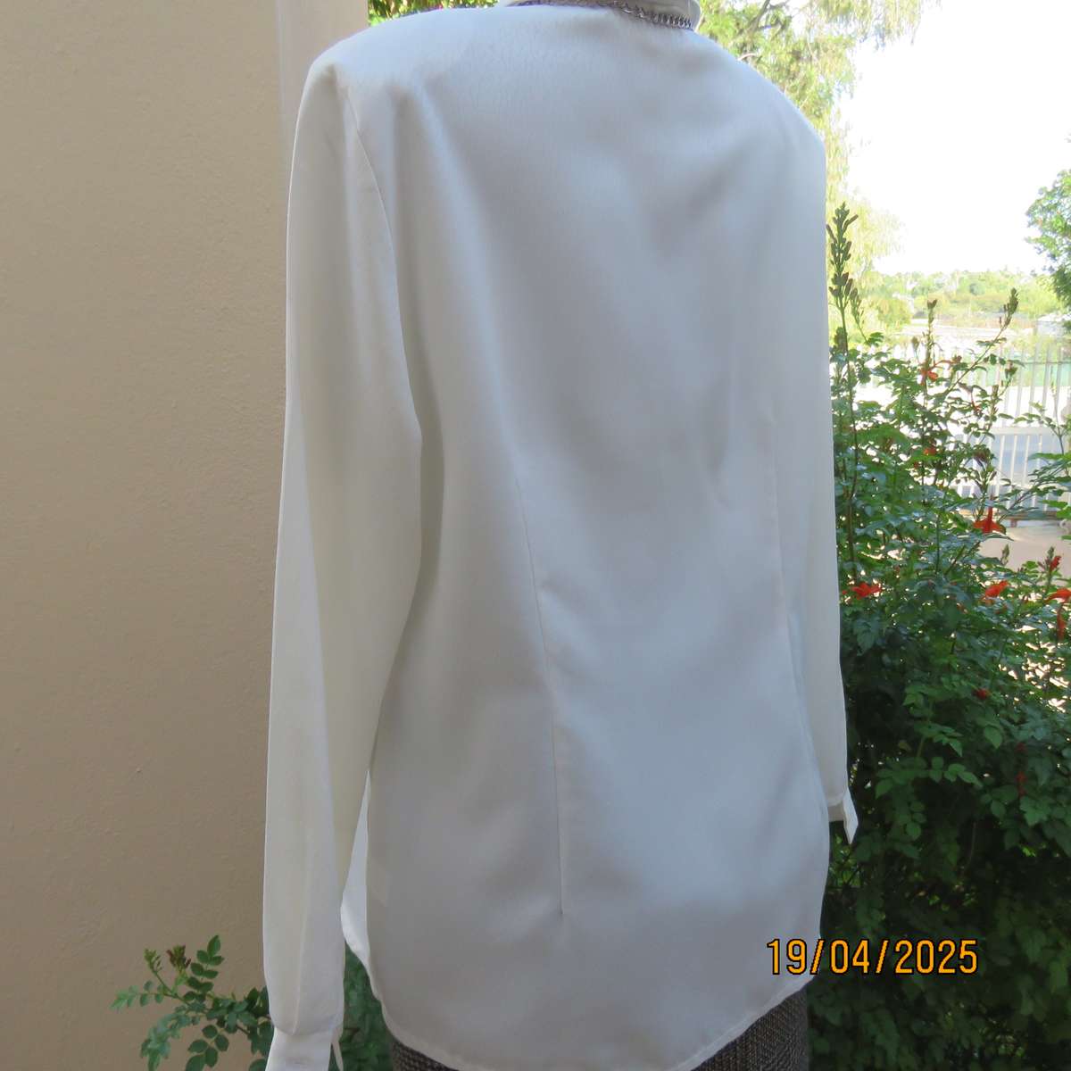 MERIEN HALL light cream patterned polyester long sleeve top. Size 3/8.