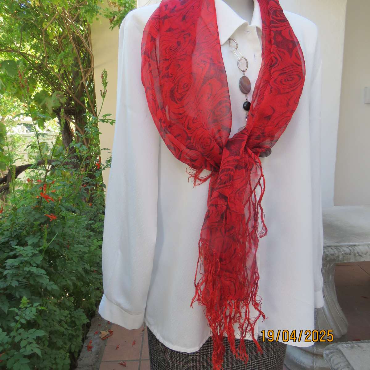 Beautiful red-black floral polyester fringed scarf size 150cm x 60cm. As new