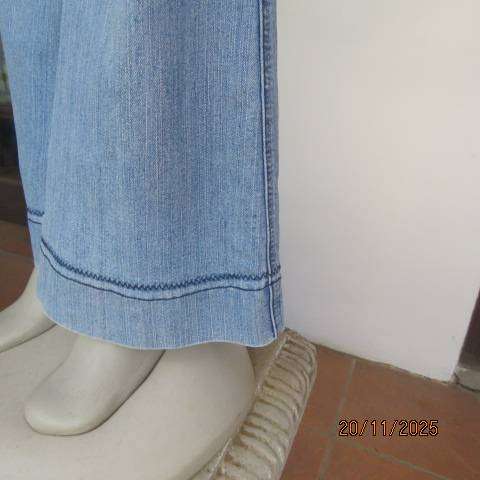 LEGIT light blue modern polycotton stretch denim low rise-flare leg jeans size 32.