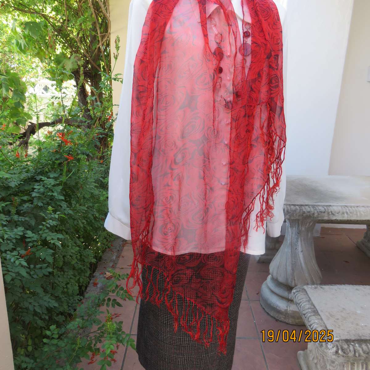 Beautiful red-black floral polyester fringed scarf size 150cm x 60cm. As new