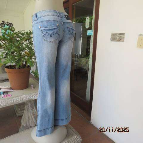 LEGIT light blue modern polycotton stretch denim low rise-flare leg jeans size 32.