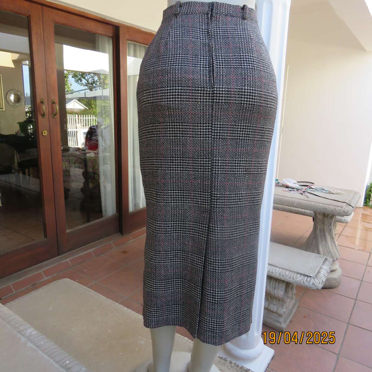 TRUWORTHS tartan check pencil skirt fully lined in woven fabric size 34.