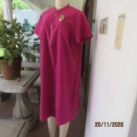 Magenta pink shift dress in linen-polyester and rayon blend with front zip. Size 44