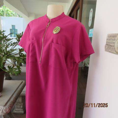 Magenta pink shift dress in linen-polyester and rayon blend with front zip. Size 44
