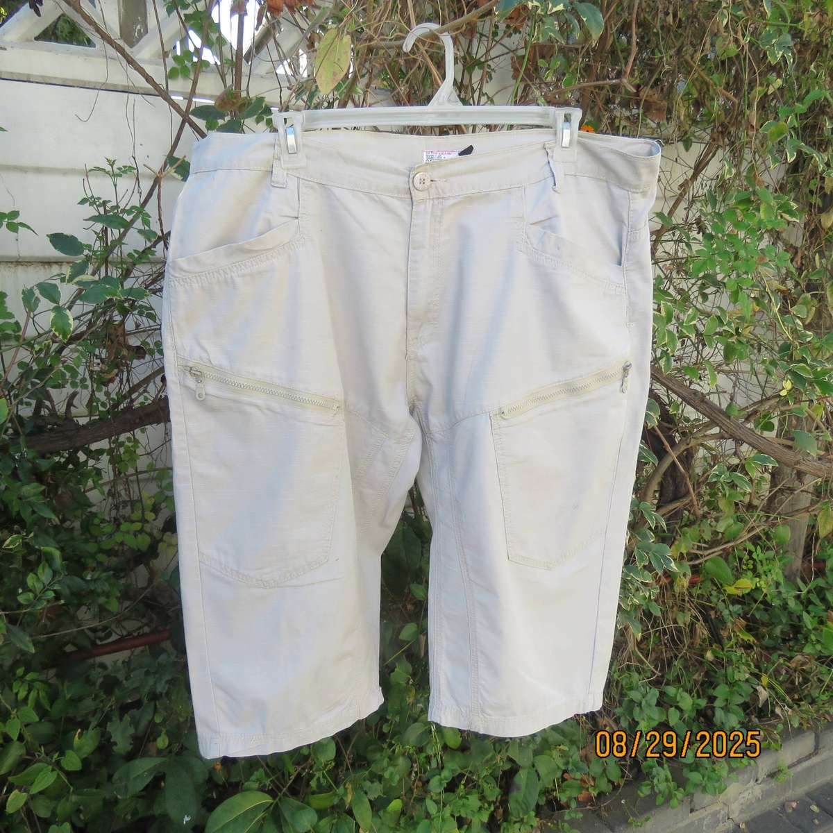 OAKRIDGE cream men's knee length shorts with 6 pockets. Size 42