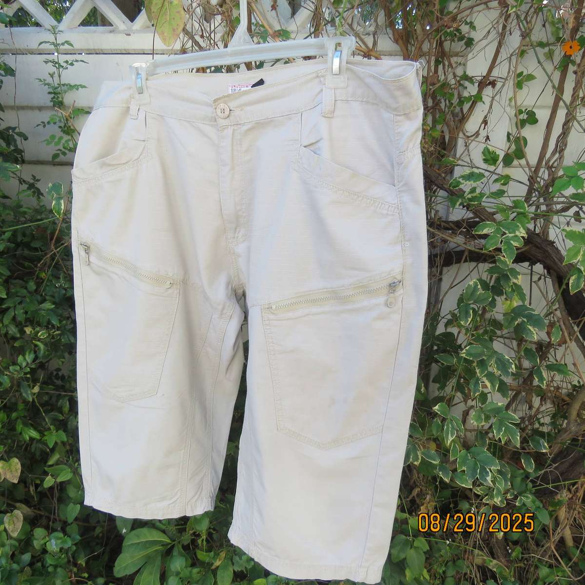OAKRIDGE cream men's knee length shorts with 6 pockets. Size 42