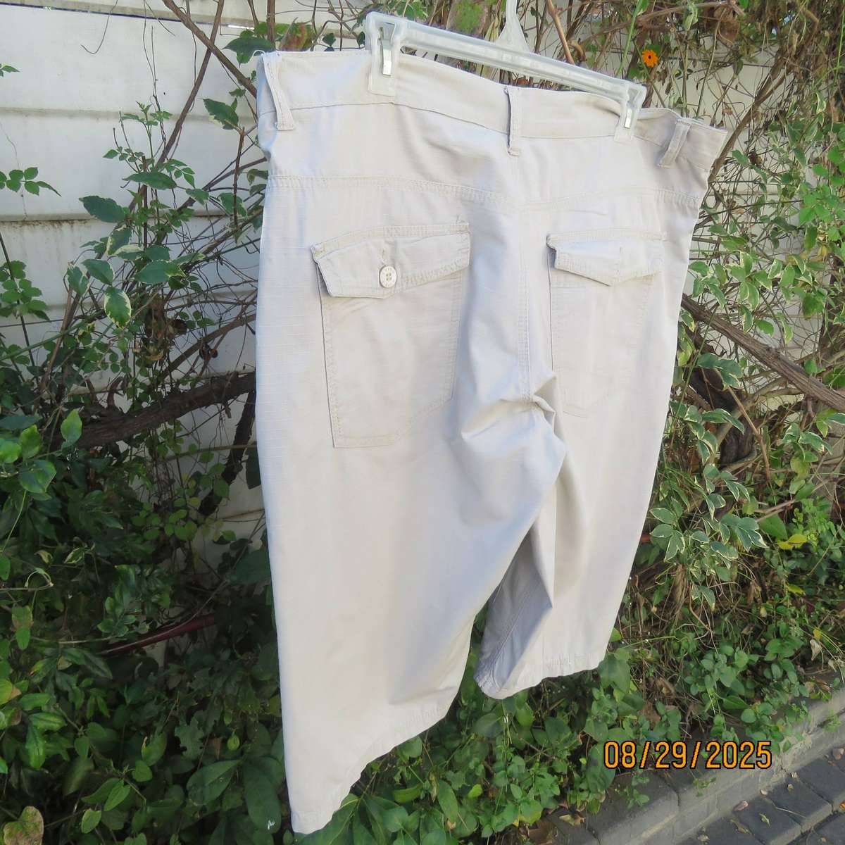 OAKRIDGE cream men's knee length shorts with 6 pockets. Size 42