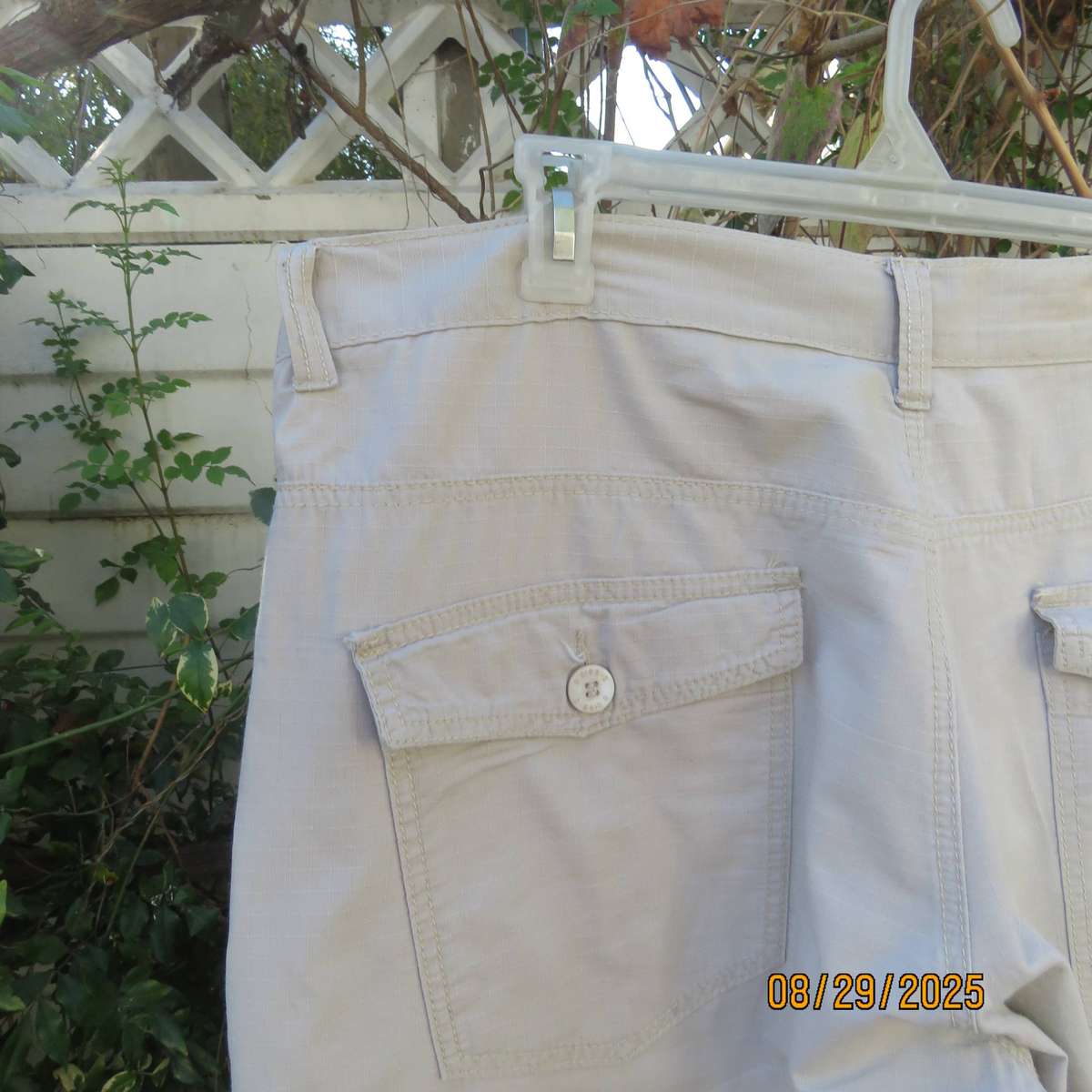OAKRIDGE cream men's knee length shorts with 6 pockets. Size 42