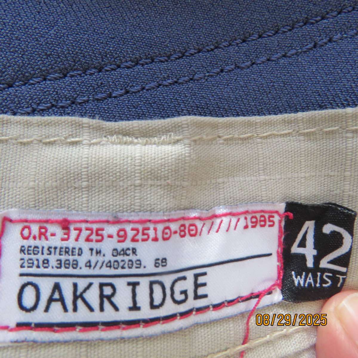 OAKRIDGE cream men's knee length shorts with 6 pockets. Size 42