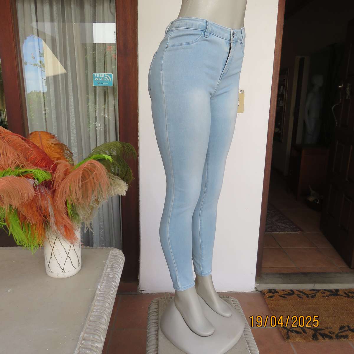 1996DNM light blue skinny stretch jean jeggings size 34. Back pockets.