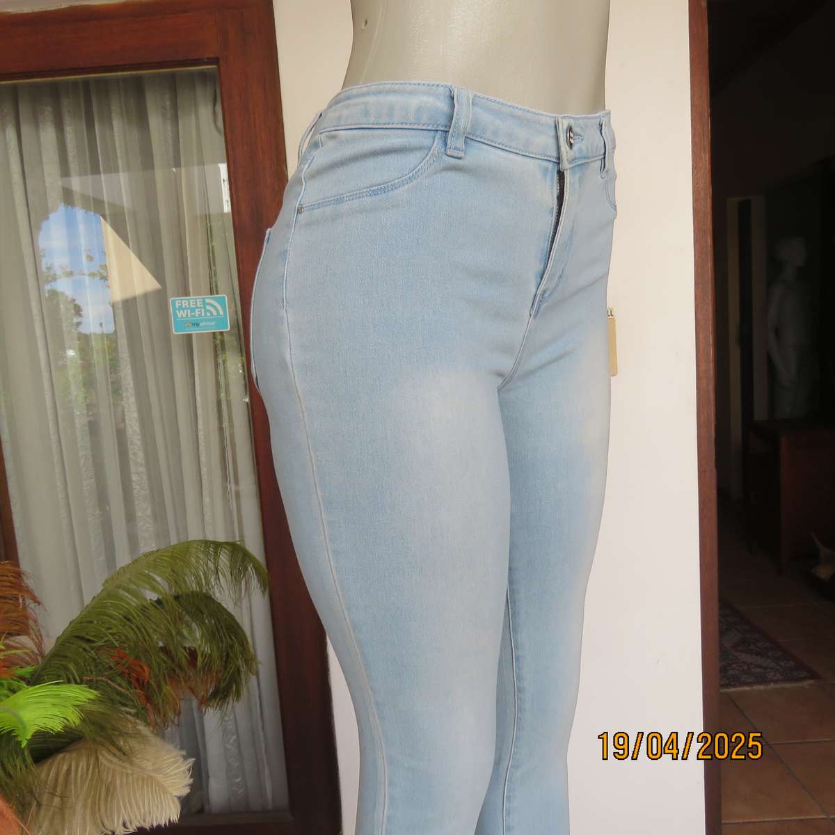1996DNM light blue skinny stretch jean jeggings size 34. Back pockets.
