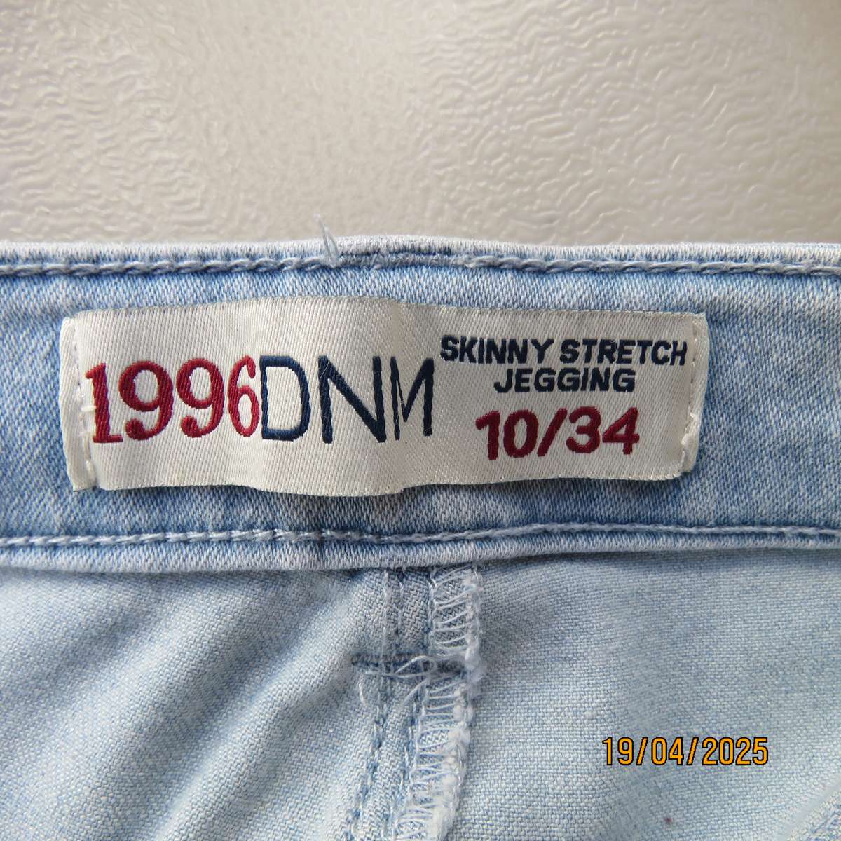 1996DNM light blue skinny stretch jean jeggings size 34. Back pockets.