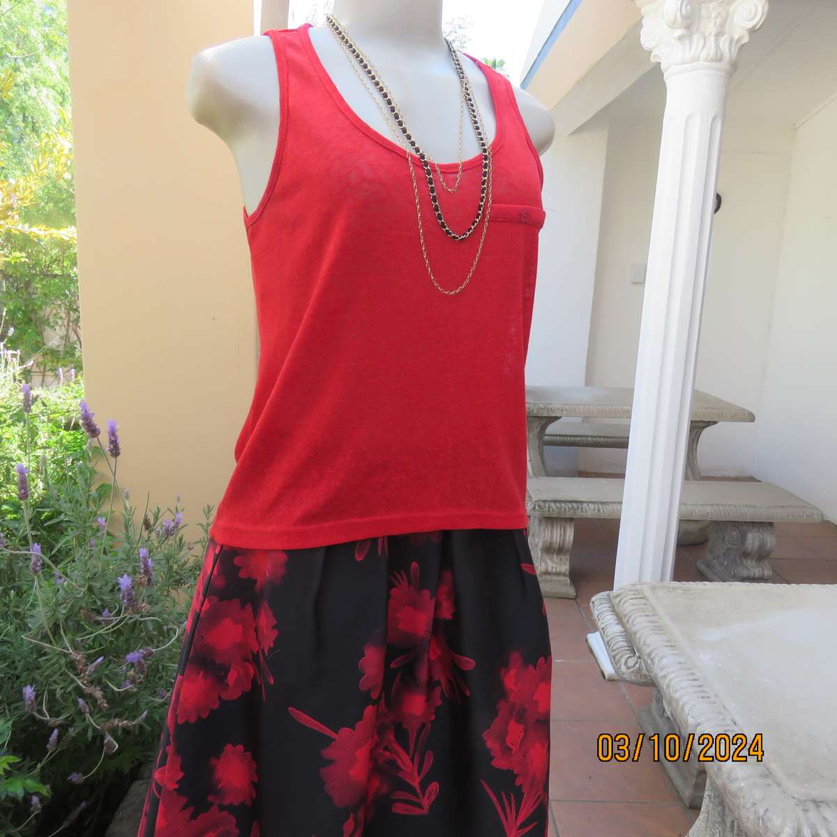 Chic bright red sleeveless top by LEGIT. Size 32. In textured stretch polyester. Longer at back.