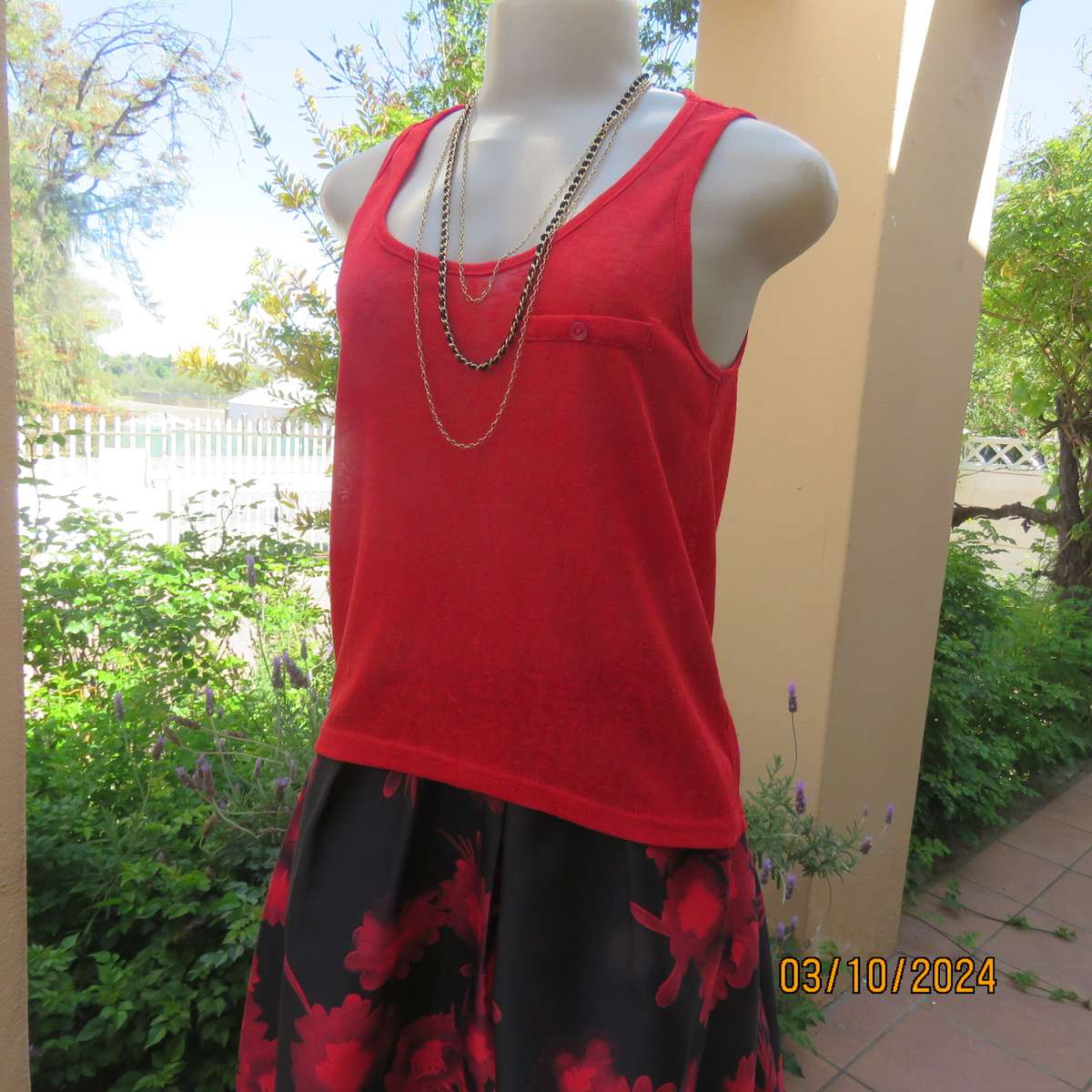 Chic bright red sleeveless top by LEGIT. Size 32. In textured stretch polyester. Longer at back.