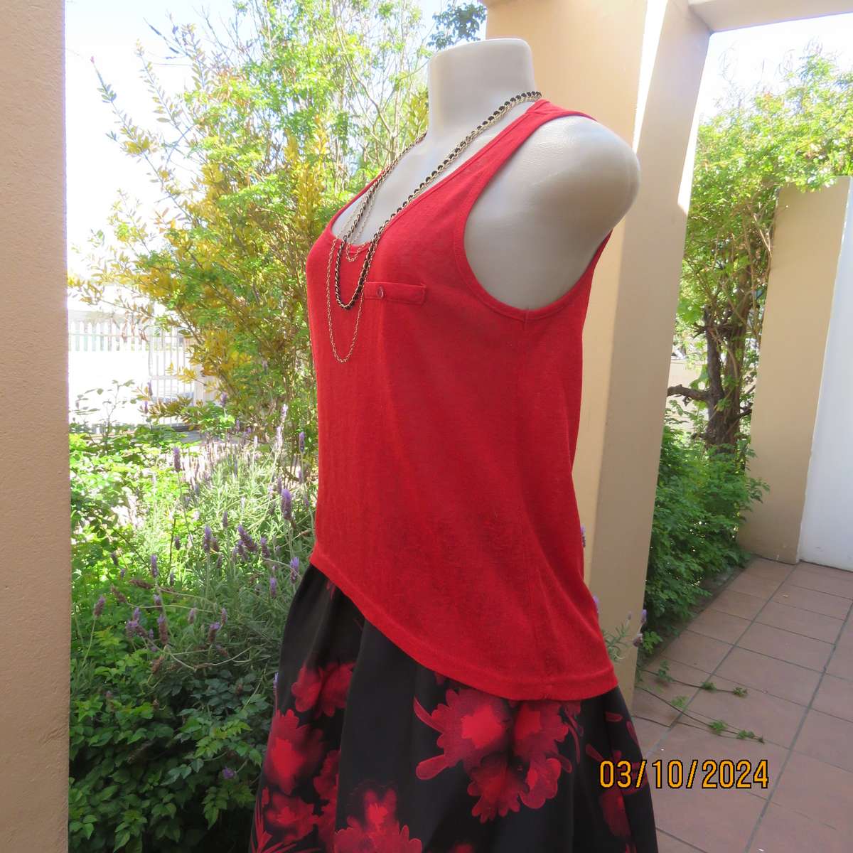 Chic bright red sleeveless top by LEGIT. Size 32. In textured stretch polyester. Longer at back.