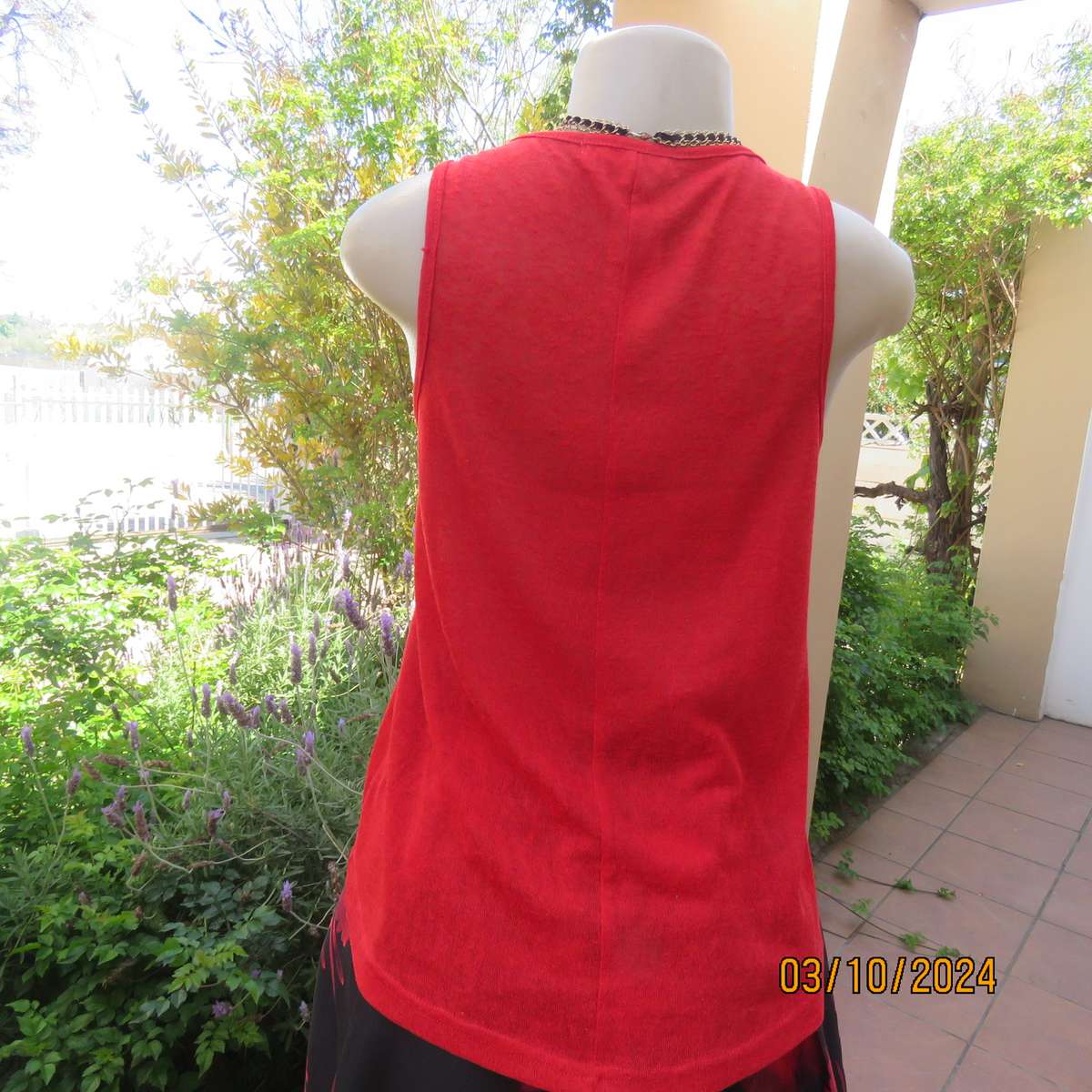 Chic bright red sleeveless top by LEGIT. Size 32. In textured stretch polyester. Longer at back.