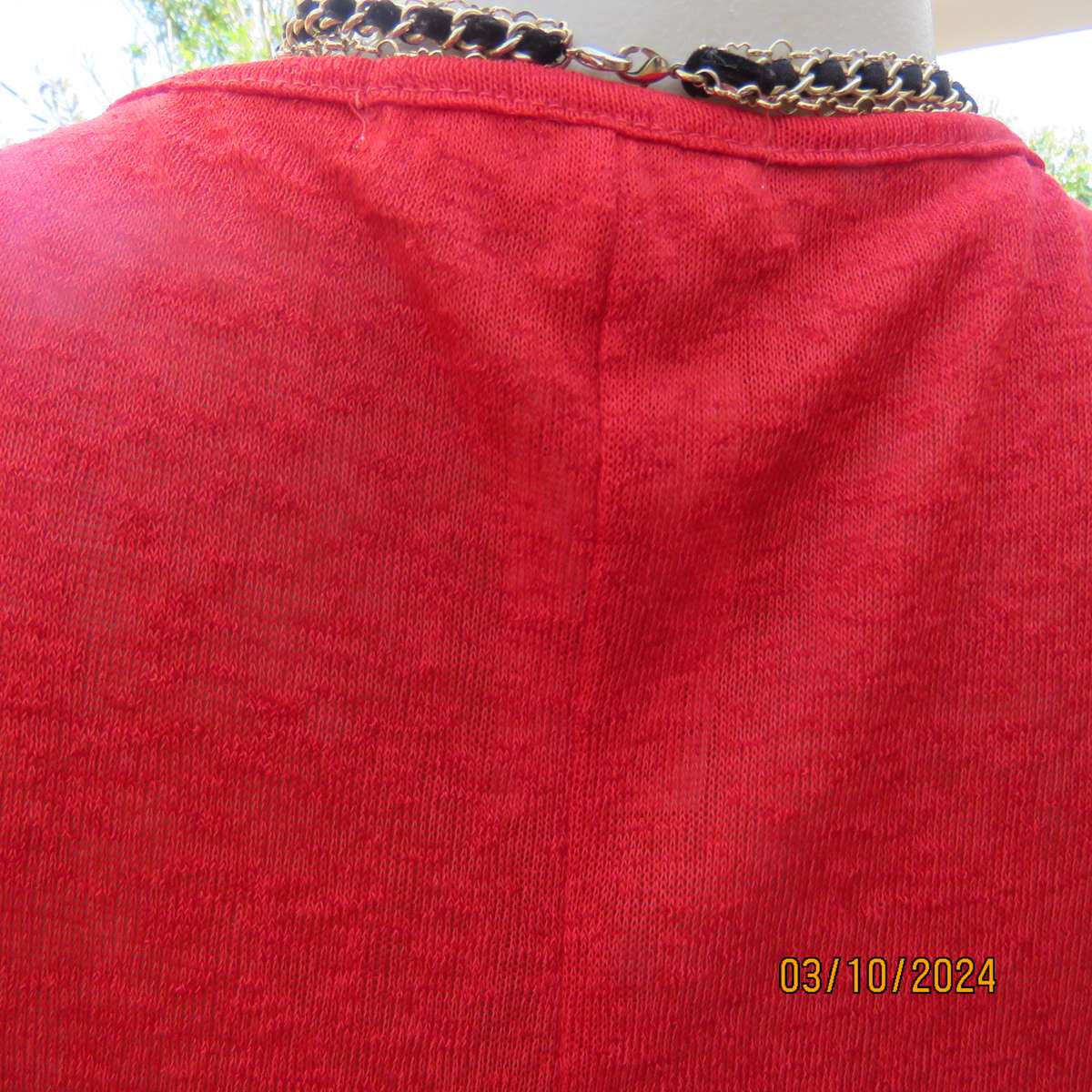 Chic bright red sleeveless top by LEGIT. Size 32. In textured stretch polyester. Longer at back.