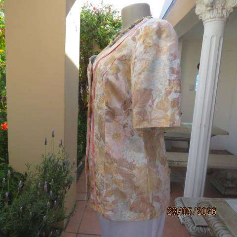 RIVIERA brocade button-down tailored top in soft peach and beige print. size 36