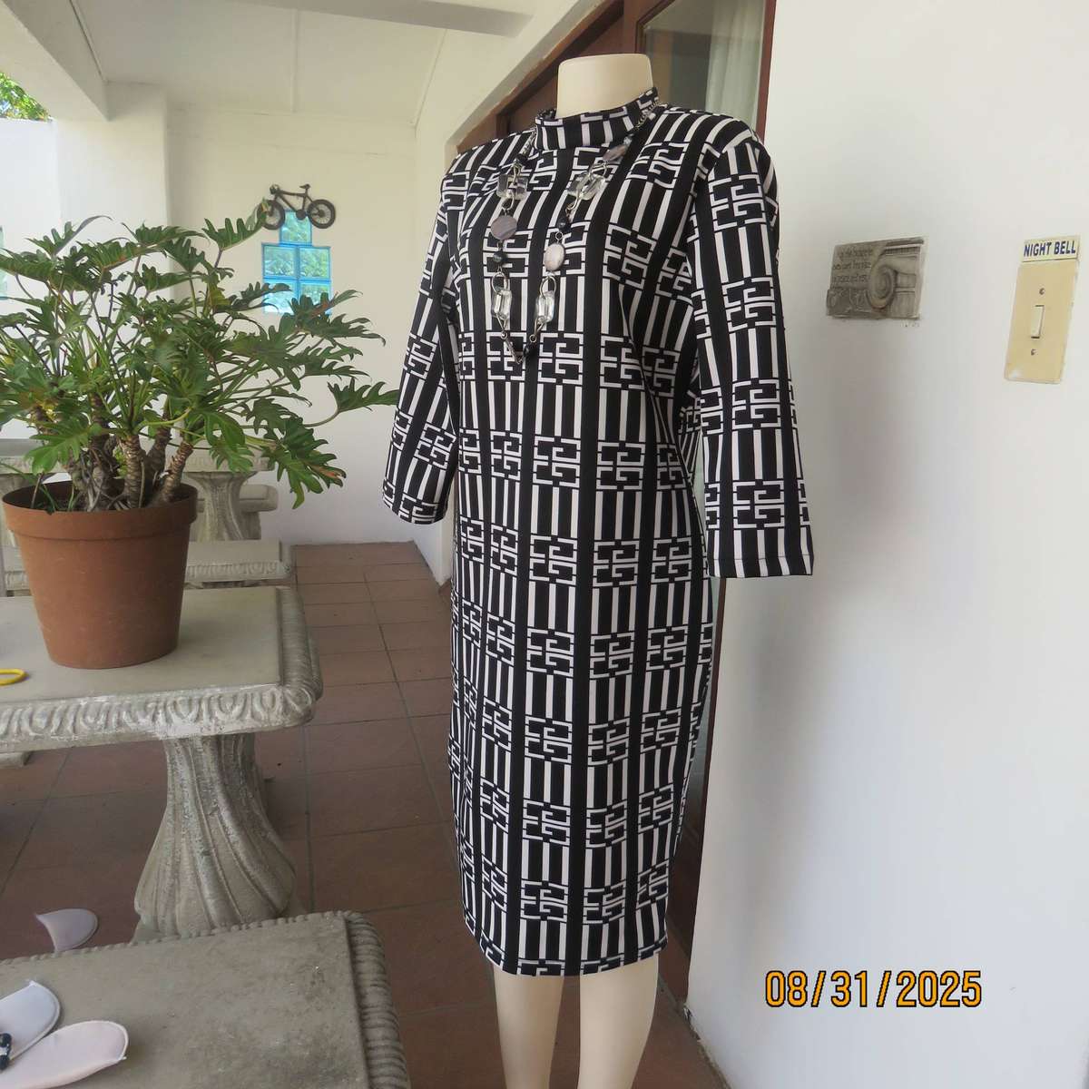 Monochrome geometric printed shift dress in heavy stretch polyester. Size 38-40