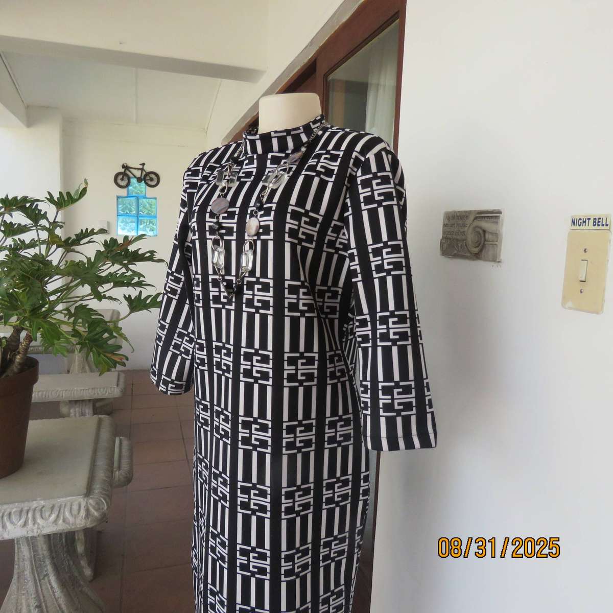 Monochrome geometric printed shift dress in heavy stretch polyester. Size 38-40