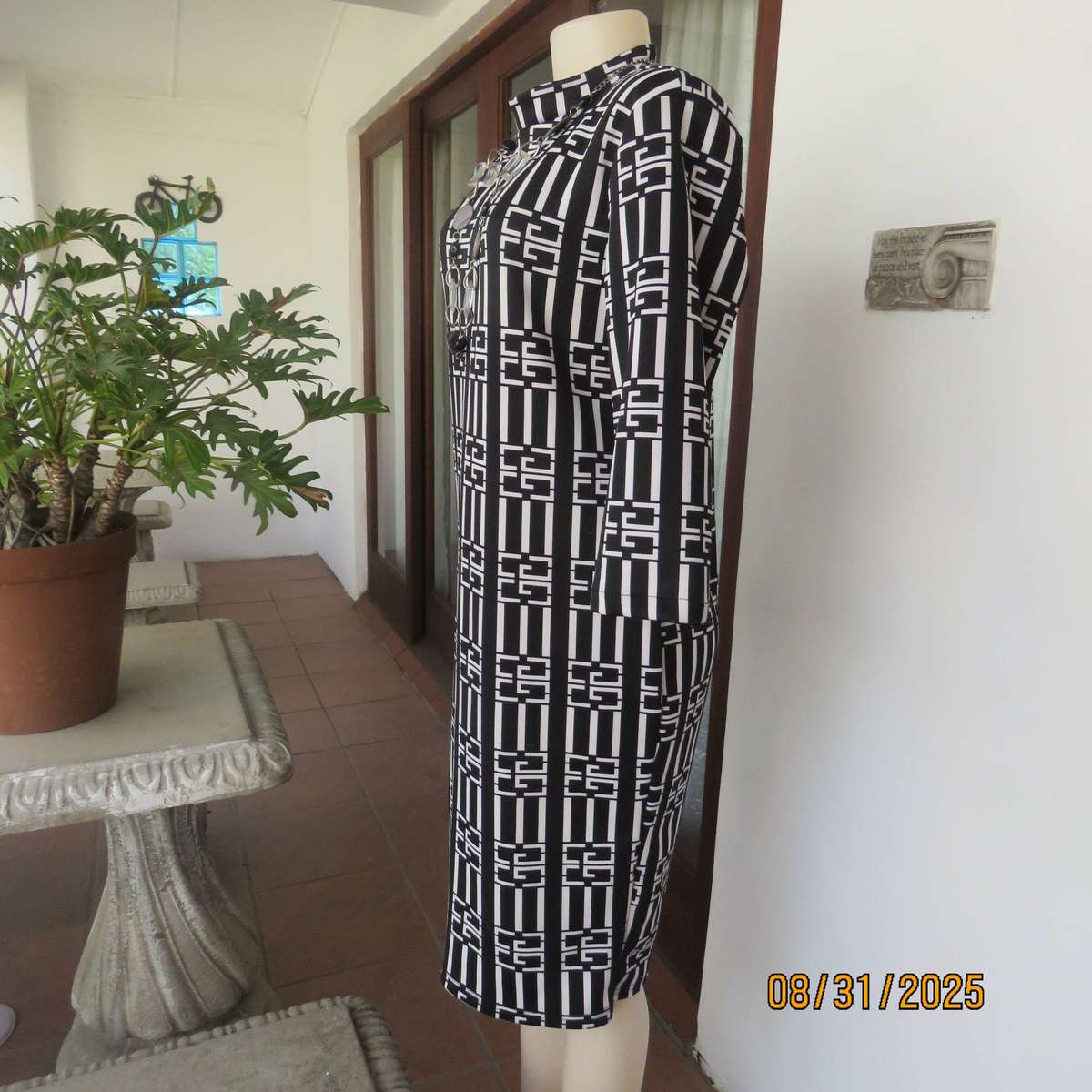 Monochrome geometric printed shift dress in heavy stretch polyester. Size 38-40