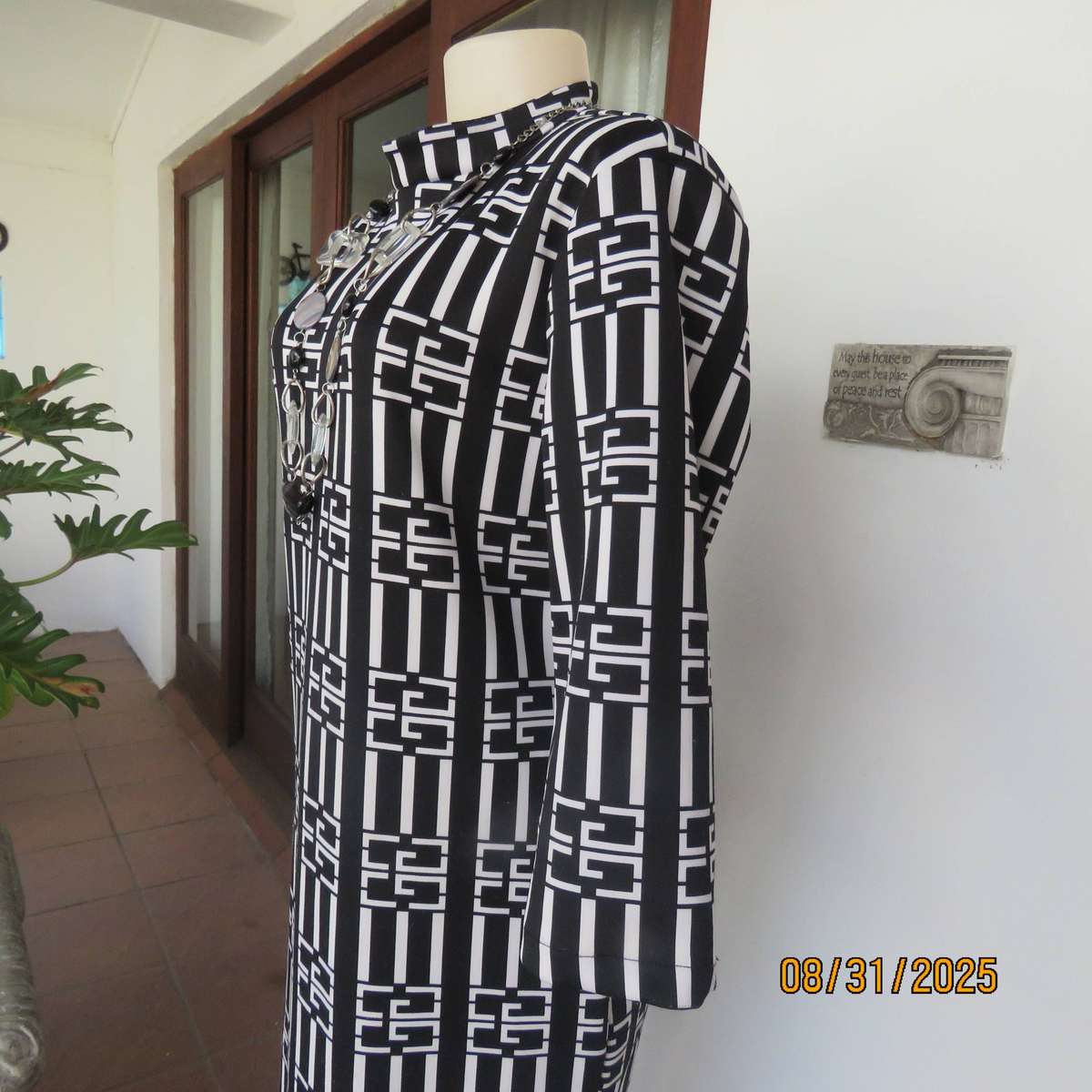 Monochrome geometric printed shift dress in heavy stretch polyester. Size 38-40