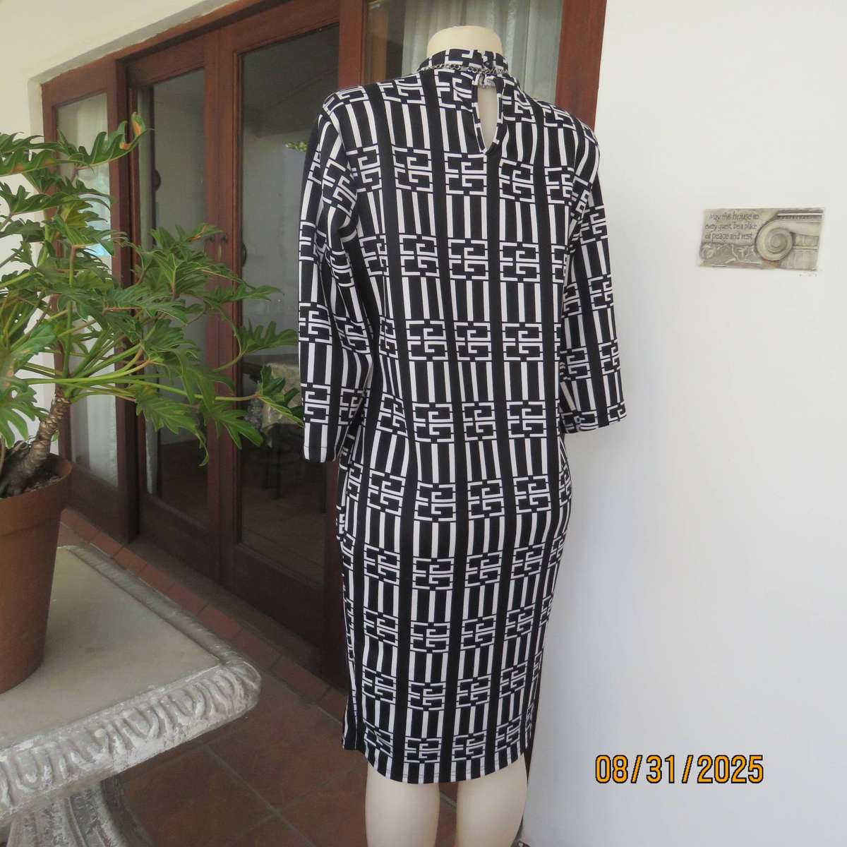 Monochrome geometric printed shift dress in heavy stretch polyester. Size 38-40