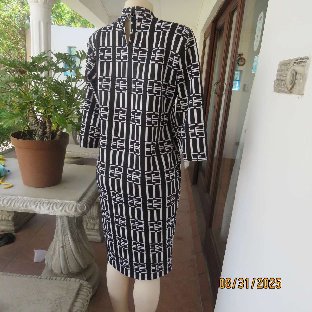 Monochrome geometric printed shift dress in heavy stretch polyester. Size 38-40