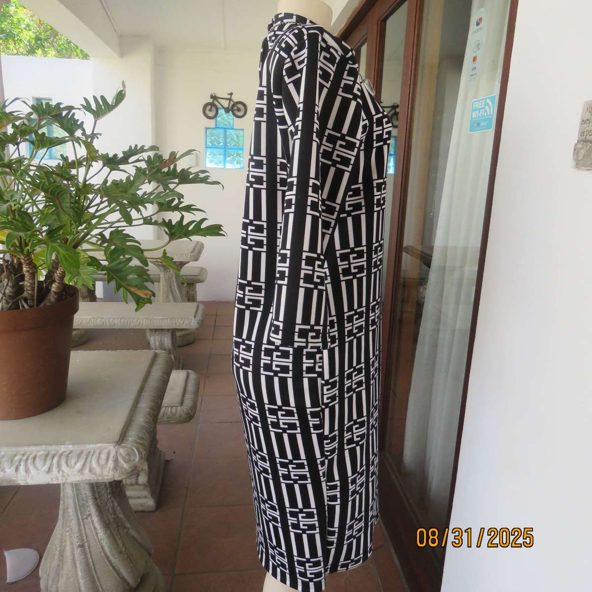 Monochrome geometric printed shift dress in heavy stretch polyester. Size 38-40