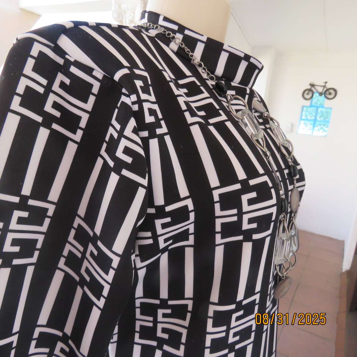 Monochrome geometric printed shift dress in heavy stretch polyester. Size 38-40