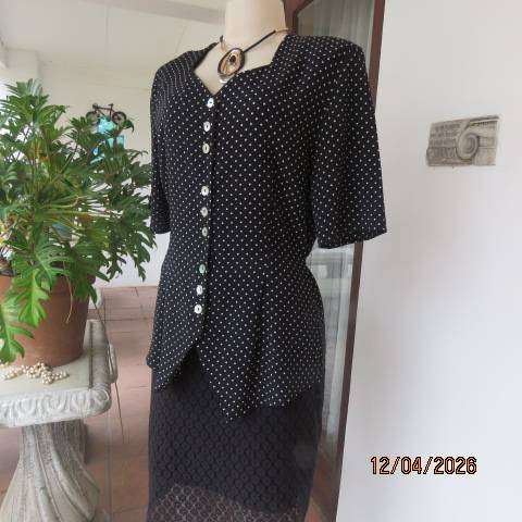 WILD OATS black and white polka dot tailored top with V neck and button front, size 36