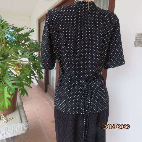 WILD OATS black and white polka dot tailored top with V neck and button front, size 36