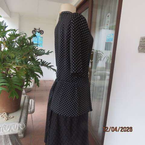 WILD OATS black and white polka dot tailored top with V neck and button front, size 36
