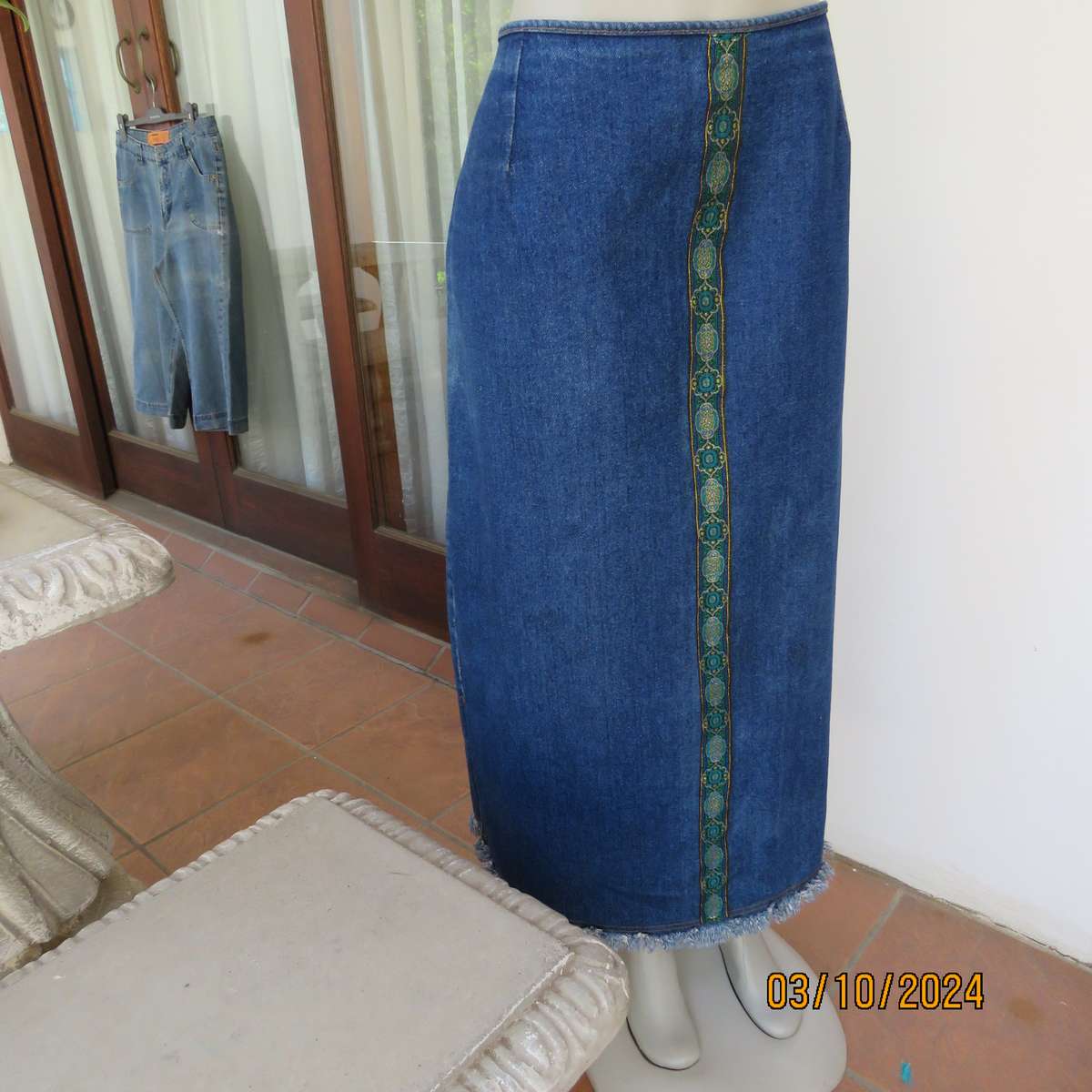 Blue 100% heavy cotton denim jean skirt size 44. Front decoration. Zip at back. Size 44. Good cond.