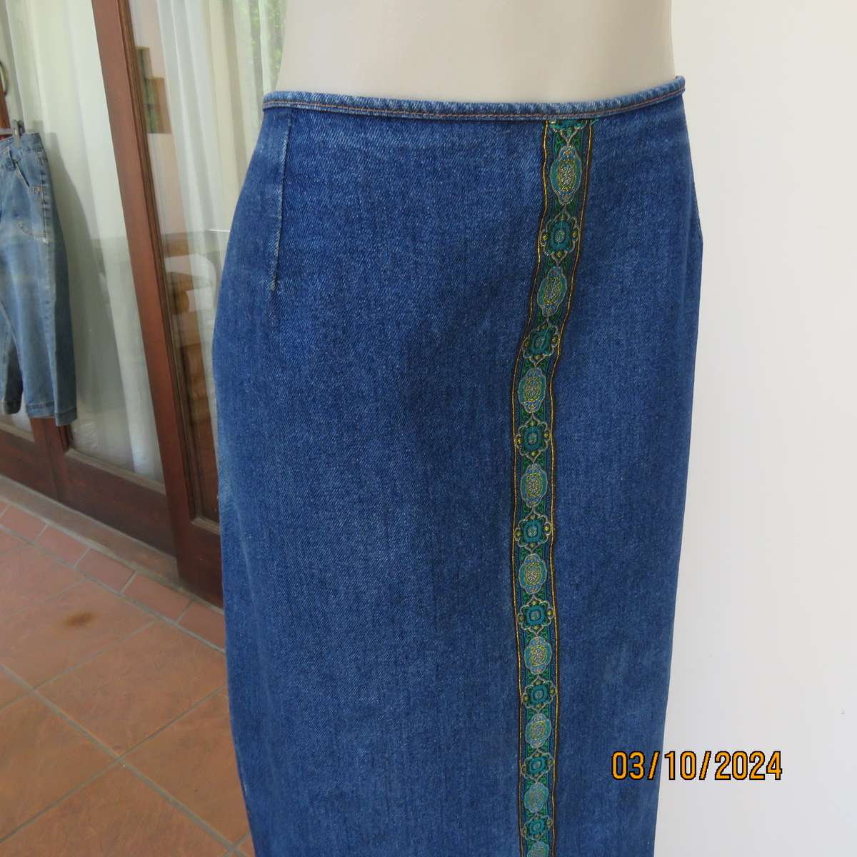 Blue 100% heavy cotton denim jean skirt size 44. Front decoration. Zip at back. Size 44. Good cond.