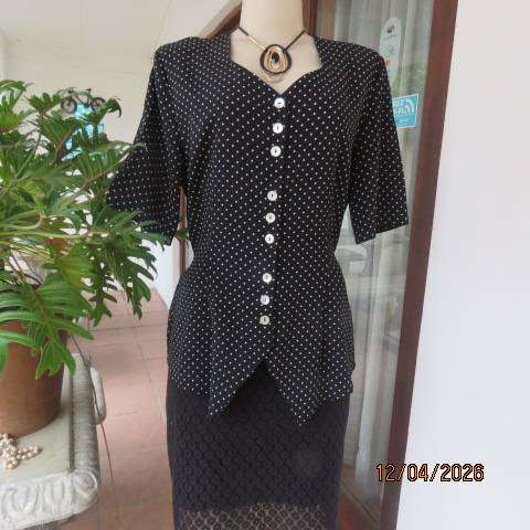 WILD OATS black and white polka dot tailored top with V neck and button front, size 36