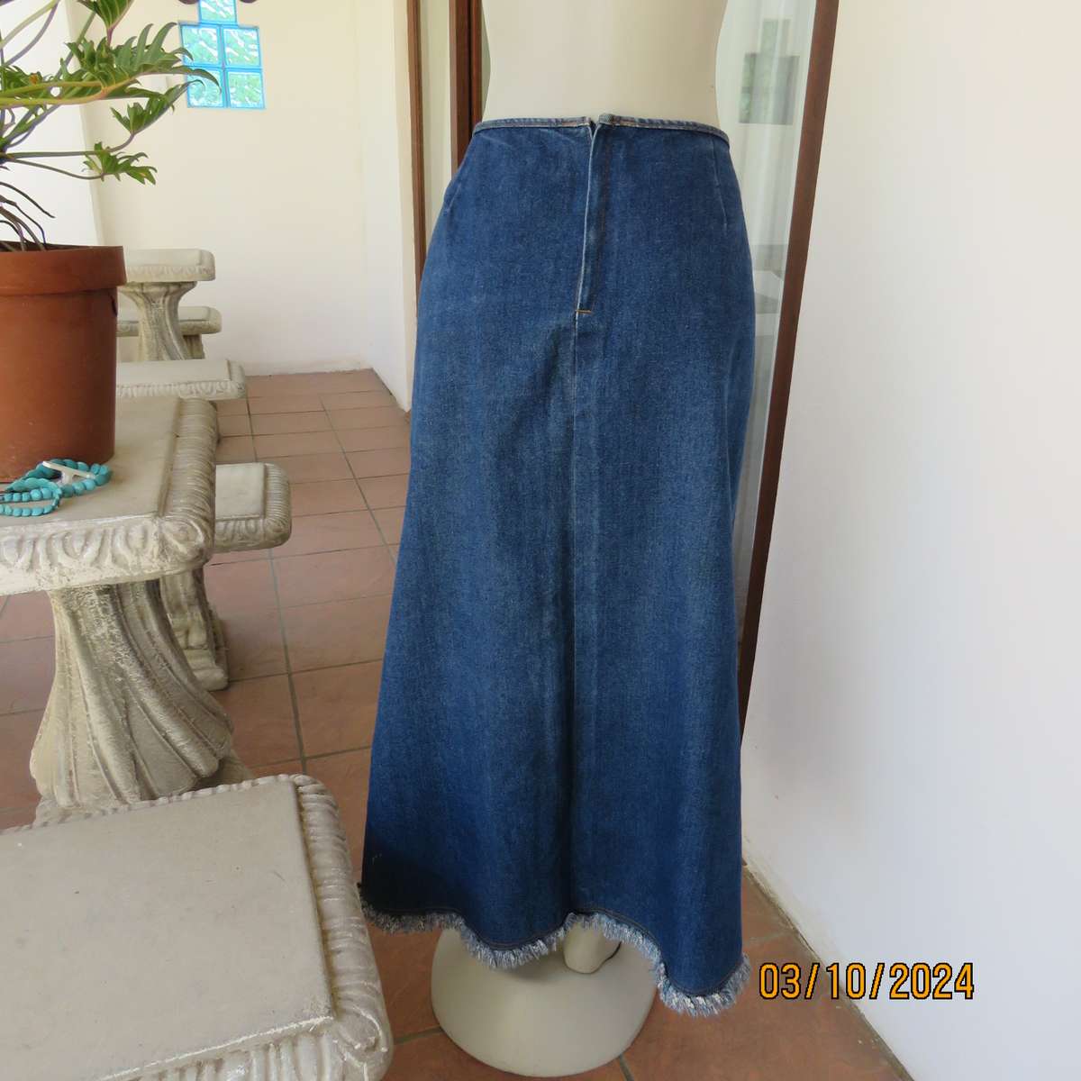 Blue 100% heavy cotton denim jean skirt size 44. Front decoration. Zip at back. Size 44. Good cond.