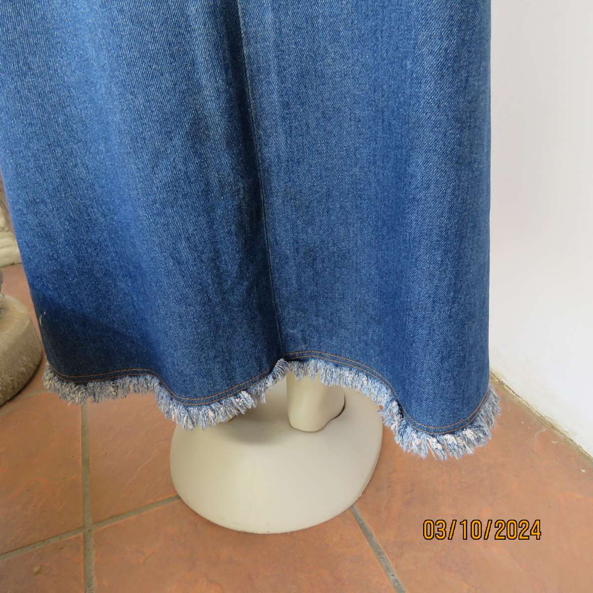 Blue 100% heavy cotton denim jean skirt size 44. Front decoration. Zip at back. Size 44. Good cond.