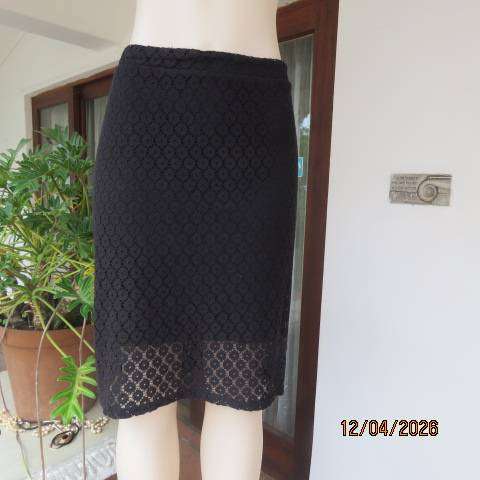 Designer Exchange black polycotton lace pencil skirt with lining, size 42-44