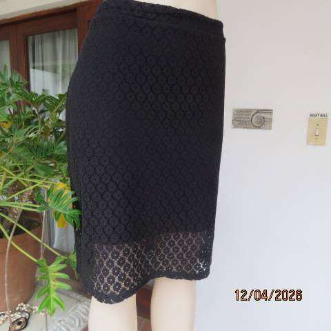 Designer Exchange black polycotton lace pencil skirt with lining, size 42-44