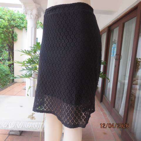 Designer Exchange black polycotton lace pencil skirt with lining, size 42-44