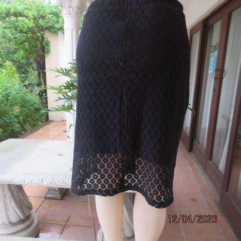 Designer Exchange black polycotton lace pencil skirt with lining, size 42-44