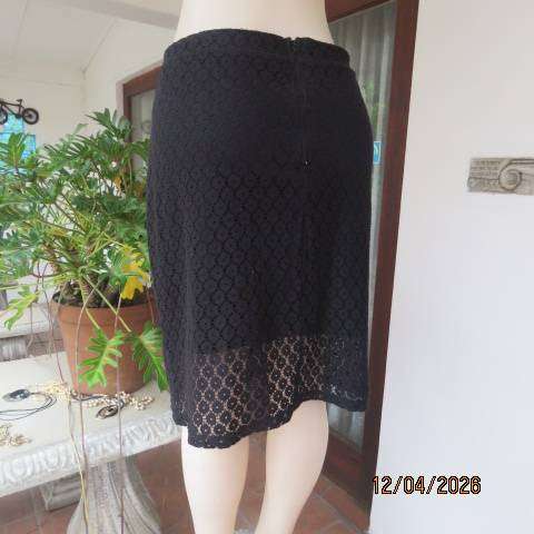 Designer Exchange black polycotton lace pencil skirt with lining, size 42-44