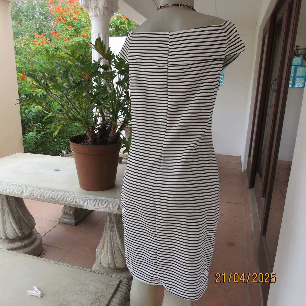 Black and white horizontal striped off the shoulder stretch textured polyester size 38 dress.
